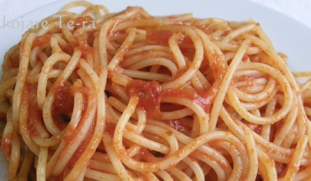 トリノで作ったトマトパスタソースを混ぜたパスタ