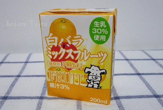 成城石井・大山乳業の「白バラミックスフルーツ」のパッケージデザイン