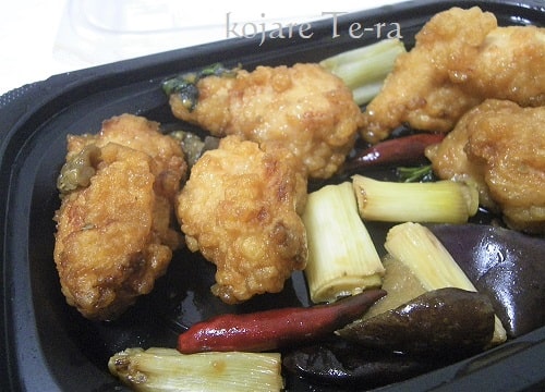 バーミヤン・揚げ鶏の甘辛香草炒めのアップ写真