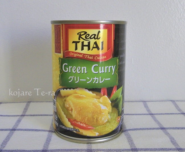 机に置かれたReal THAI（グリーンカレー）の缶