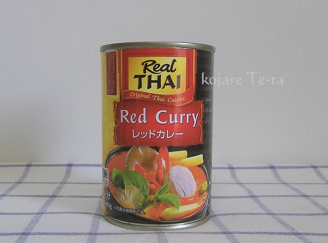 机に置いたReal THAI（レッドカレー）の缶