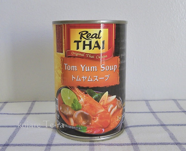 机に置かれたReal THAI（トムヤムスープ）の缶