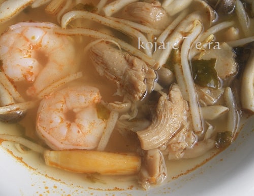 Real THAI・トムヤムスープの具材部分のアップ