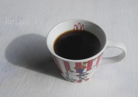 完成したおいしいカフェインレスコーヒーがマグカップに入ってる