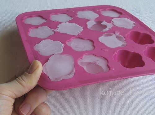 アイスキューブトレイから氷を押し出してるところ