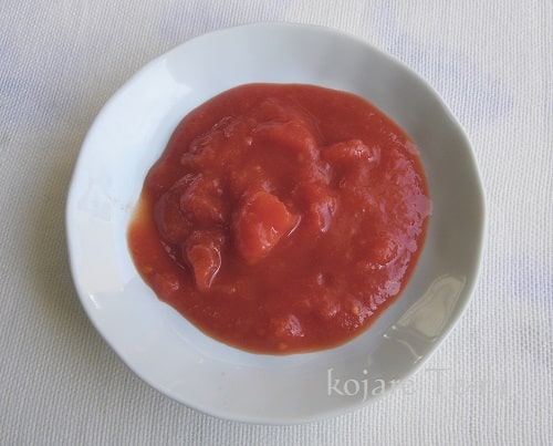 お皿に盛っているカットトマト